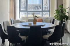 <b>整面墙衣柜供给了超大的收纳空</b>